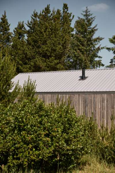 Pfannenblechen auf dem Dach schaffen die Grundlage für gemütliche Sommerhausstimmung, Torndrupskovvej 3, 9370 Hals, Dänemark